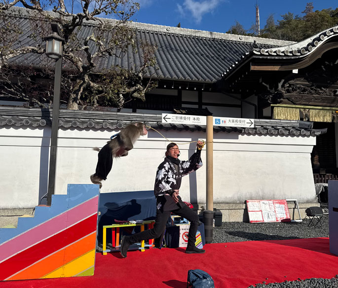 ビッグジャ～～ンプ！見事な飛躍力にあっぱれ♪　ＹＯＵくん凄いぞ！！